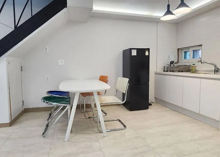 Apartment 복층하우스, White Linen House