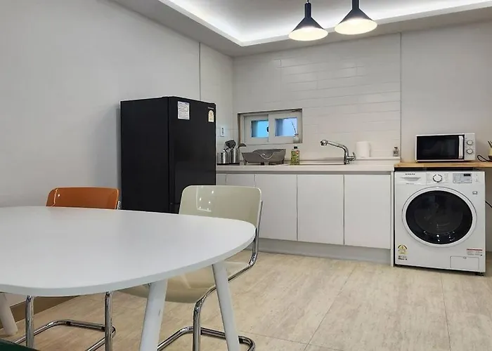 Apartment 복층하우스, White Linen House *
