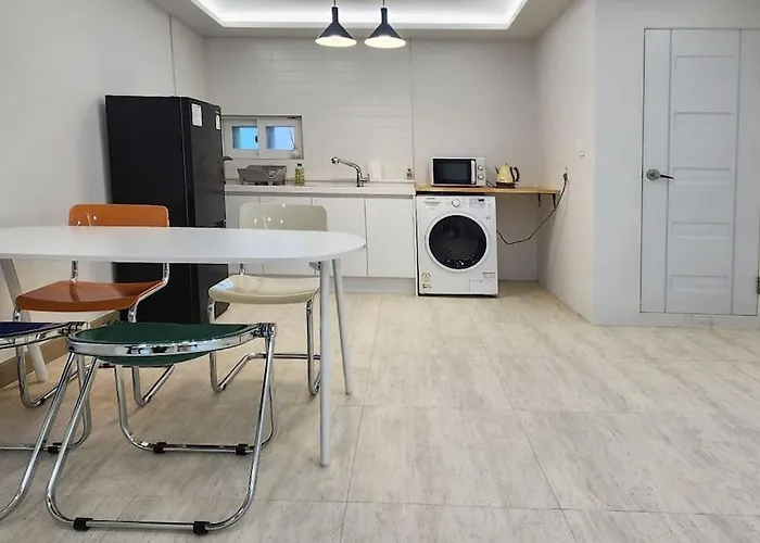 Apartment 복층하우스, White Linen House *