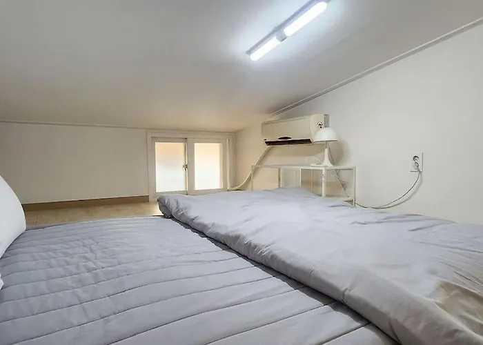 복층하우스, White Linen House Apartment *