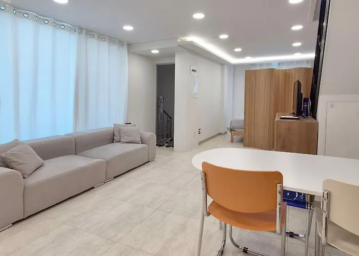 Apartment 복층하우스, White Linen House