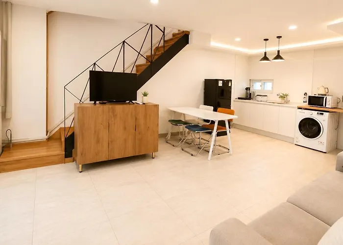 복층하우스, White Linen House Apartment